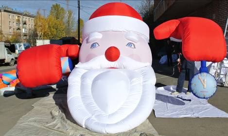 Новогодняя надувная фигура "Санта-клаус на крыше" фото