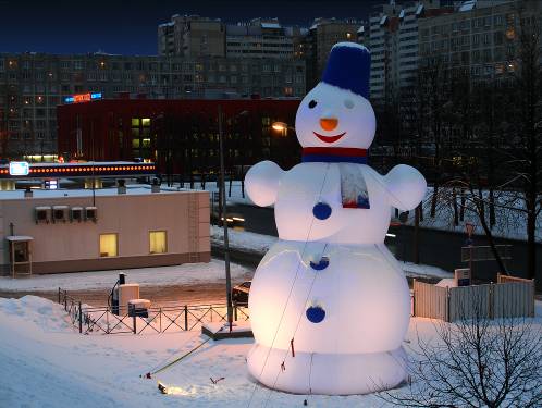 Новогодняя надувная фигура "Снеговик с шарфиком" фото